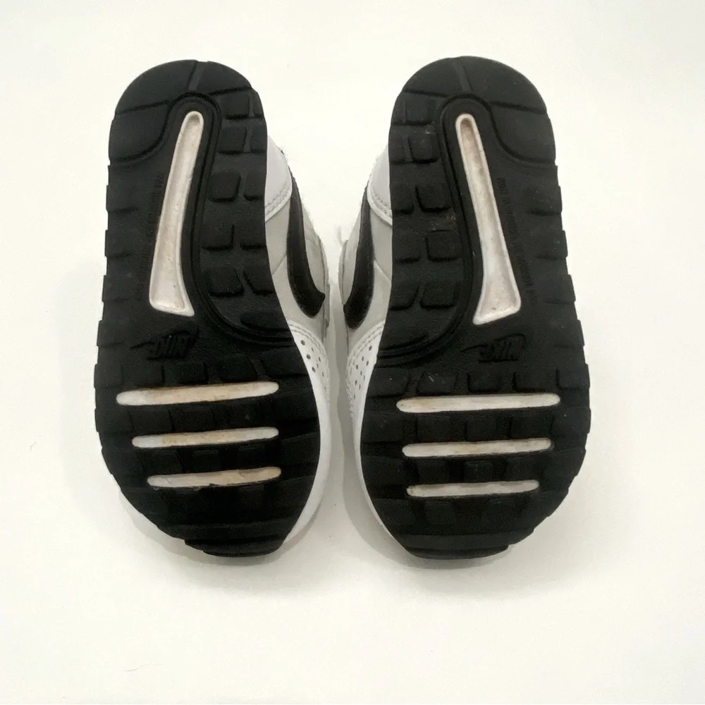 Nike Toddler Sneakers in White and Black